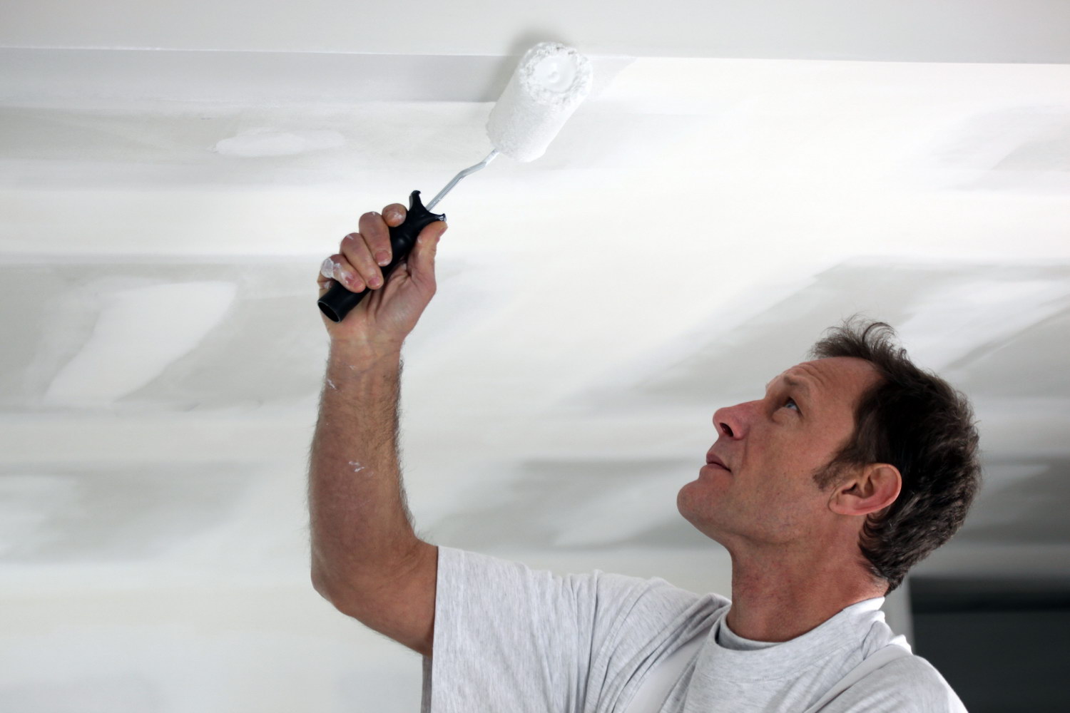 Несколько секретов, как выбрать водоэмульсионную краску для потолка